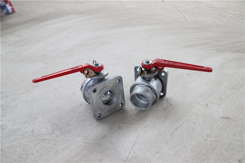 �������y